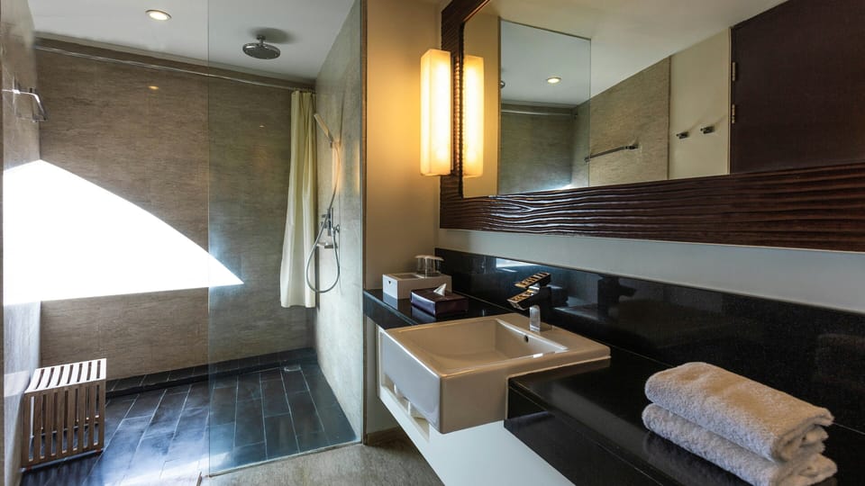 Shower, rainfall showerhead, free toiletries, hair dryer