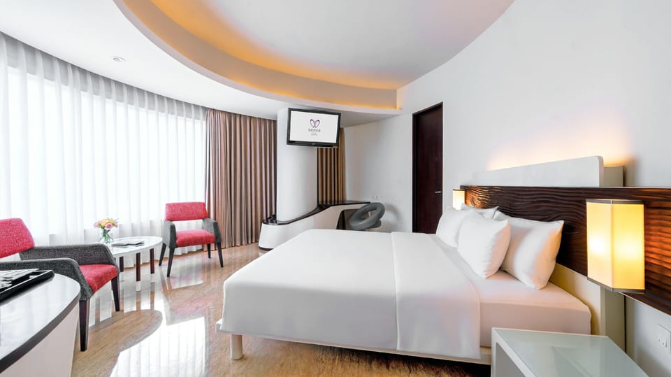 Junior Executive Room | Minibar, in-room safe, desk, blackout drapes