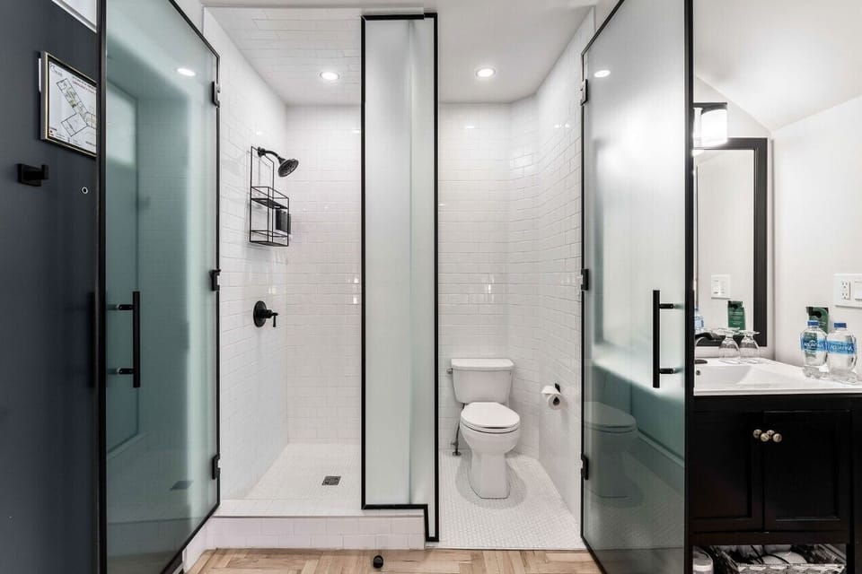 Basic Room, 1 Queen Bed, Non Smoking | Bathroom | Separate tub and shower, hair dryer, soap, shampoo
