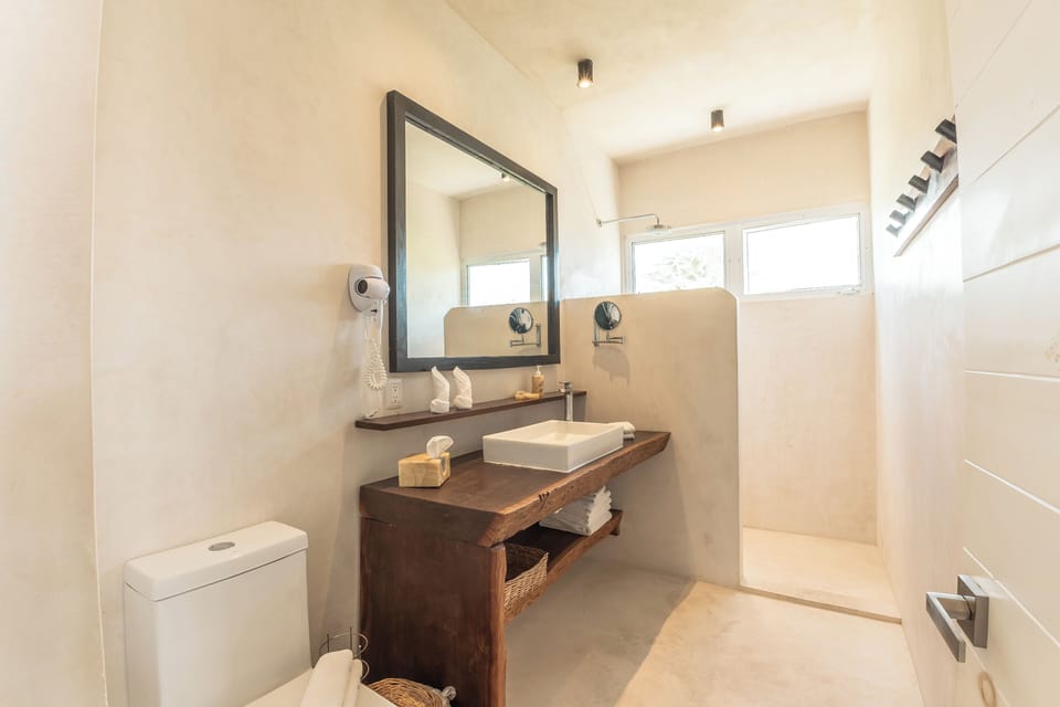 Panoramic Suite | Bathroom | Shower, rainfall showerhead, free toiletries, hair dryer