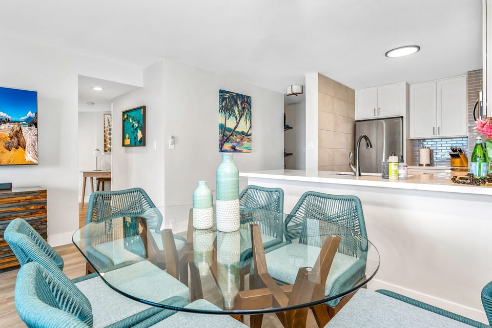 Luxury Condo | Dining room