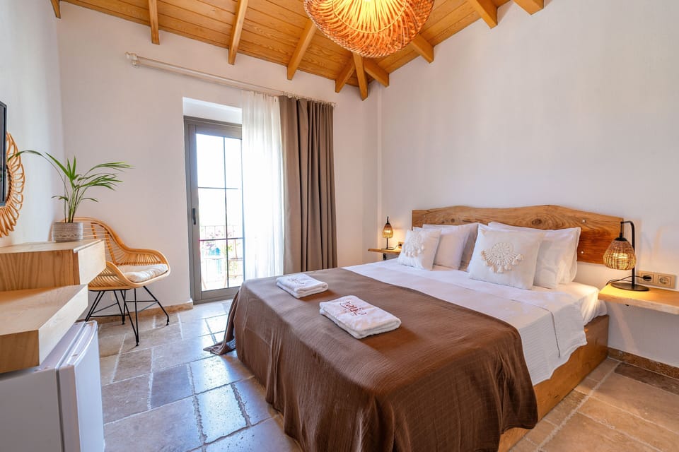 Deluxe Double Room, Non Smoking, Balcony | Premium bedding, minibar, in-room safe, soundproofing