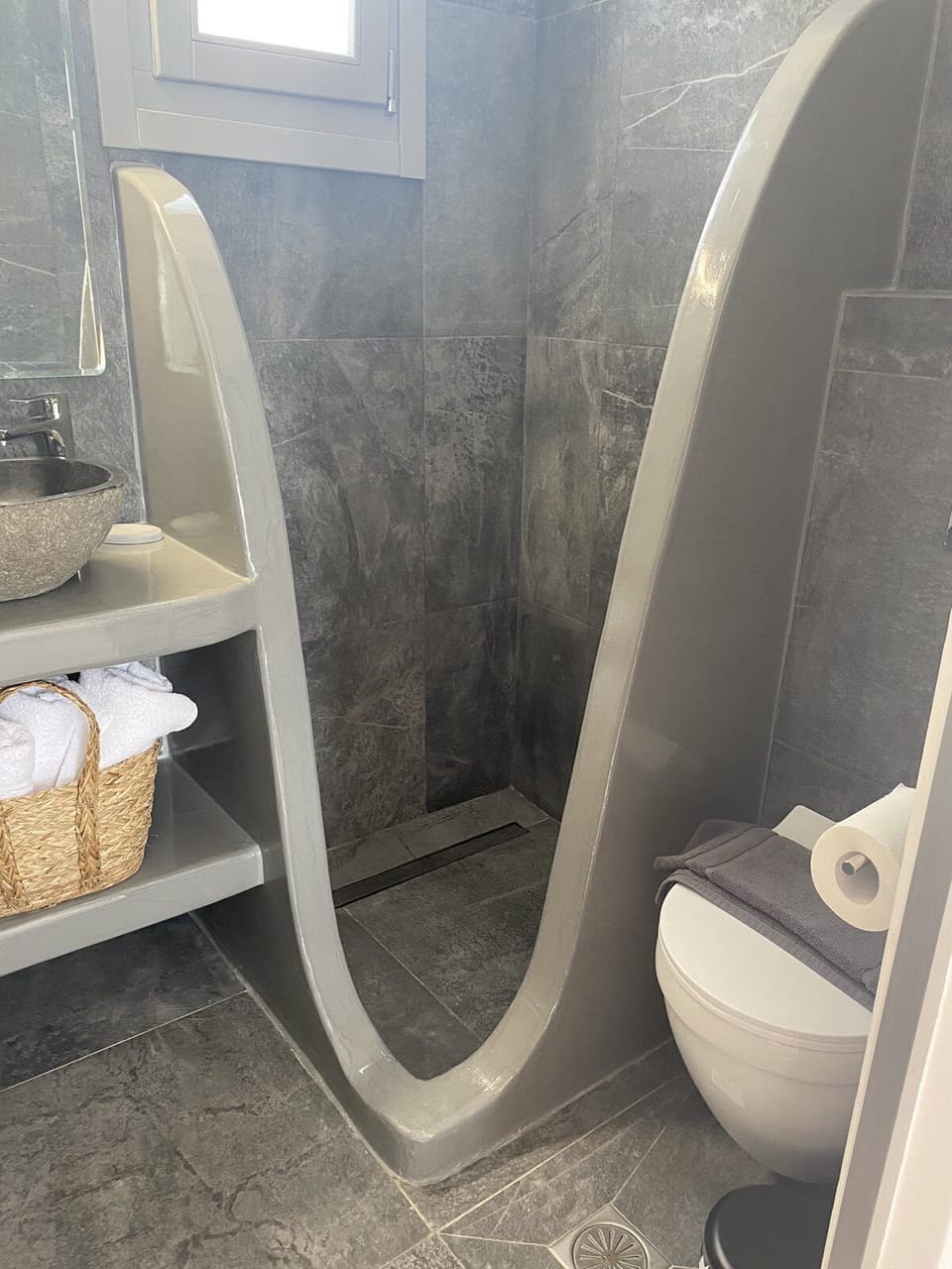 Superior room with outdoor hot tub | Bathroom | Shower, free toiletries, hair dryer, slippers