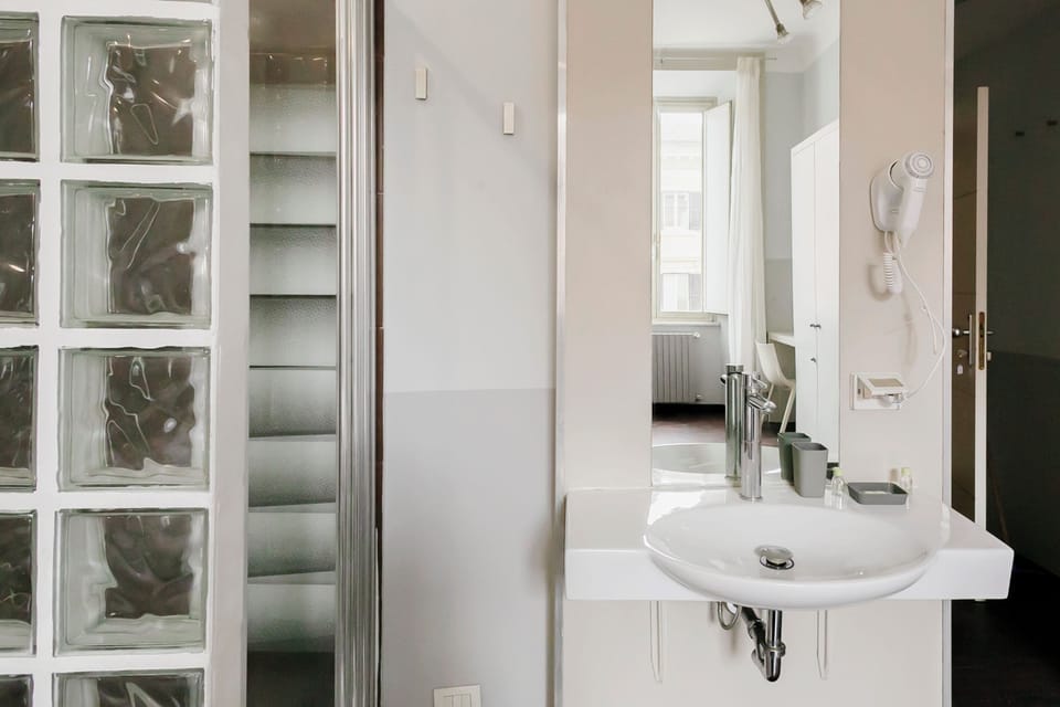 Classic Room | Bathroom | Shower, hair dryer, bidet, towels