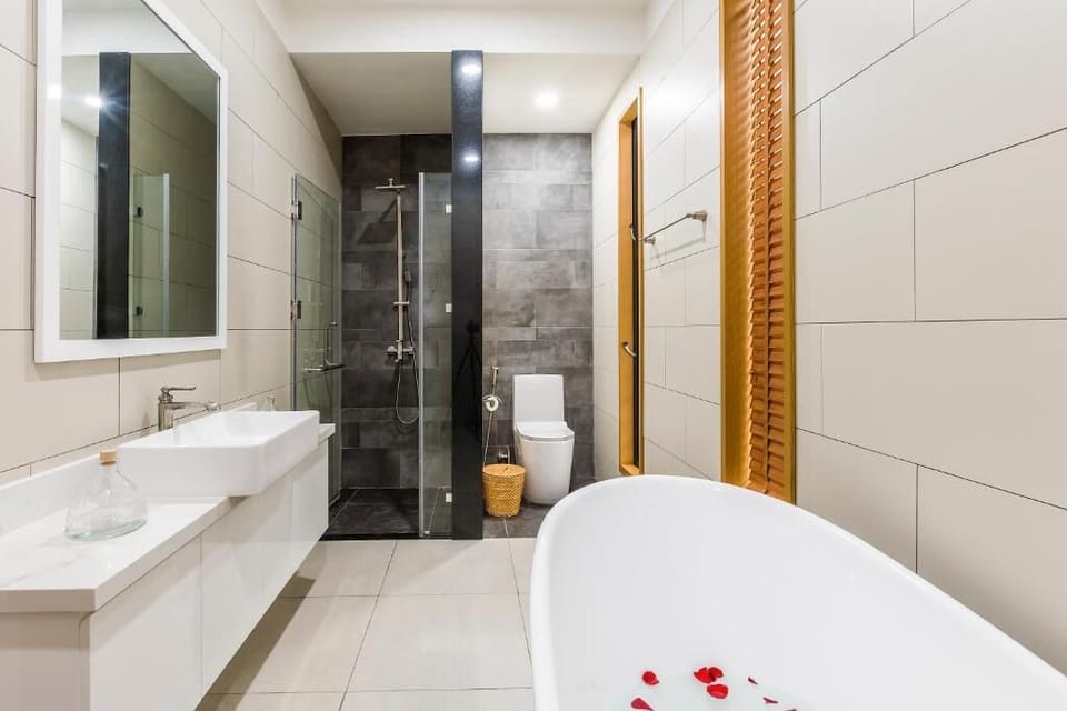 Luxury Villa | Bathroom | Hair dryer, bidet, towels