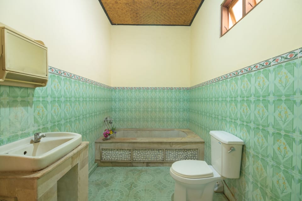 Family Room | Bathroom