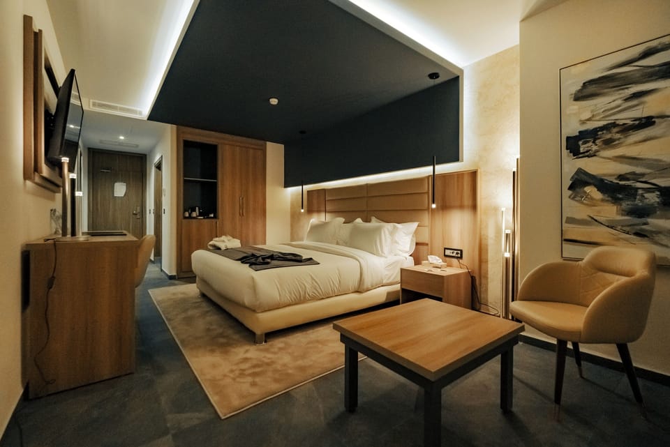 Club Room | Premium bedding, minibar (free items), in-room safe, desk