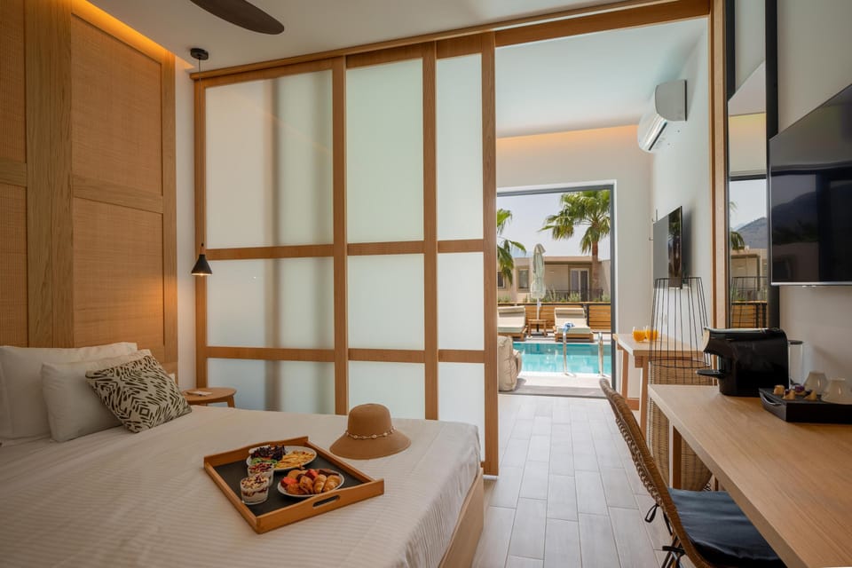 Junior Suite with Sharing Pool | 1 bedroom, free minibar items, in-room safe, desk