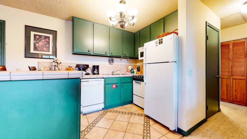 Condo, 1 Bedroom | Private kitchen | Fridge, oven, coffee/tea maker, toaster