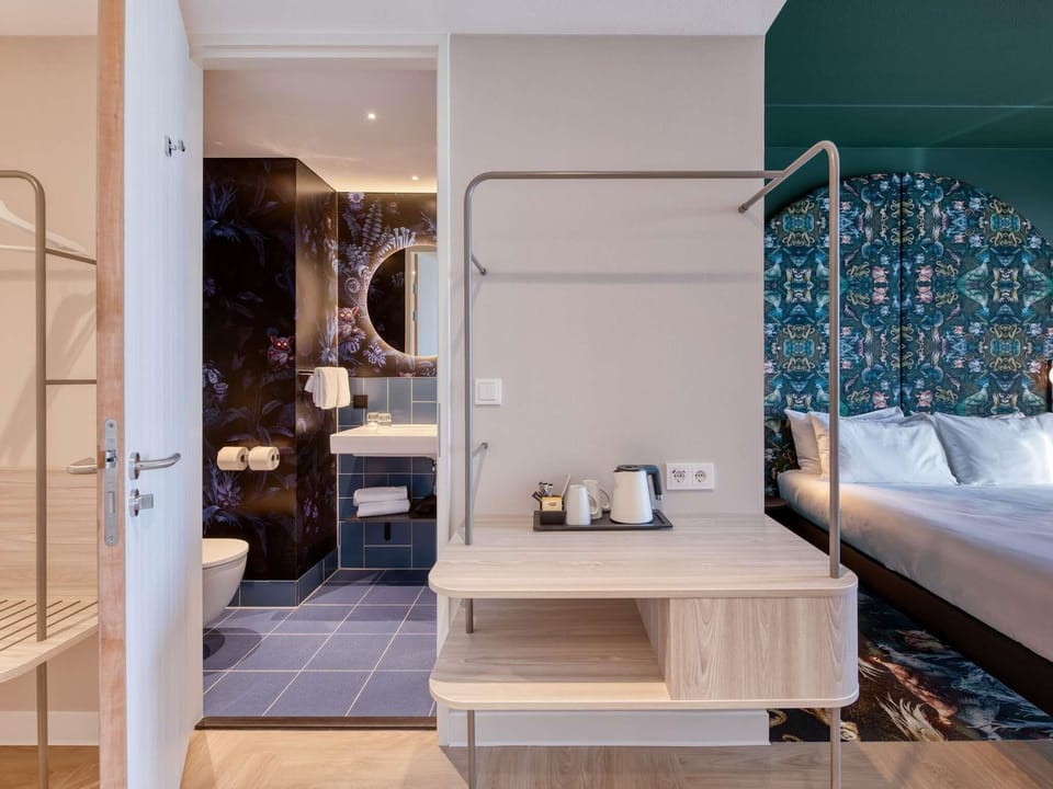 In-room safe, soundproofing, free WiFi, bed sheets