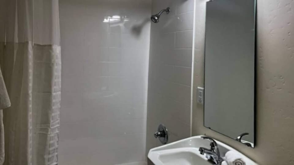 Bathtub, towels