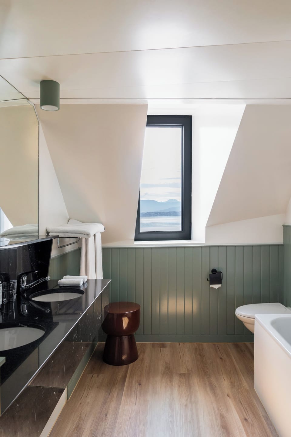 Superior Double Room with Lake View and Balcony | Bathroom | Hair dryer, towels