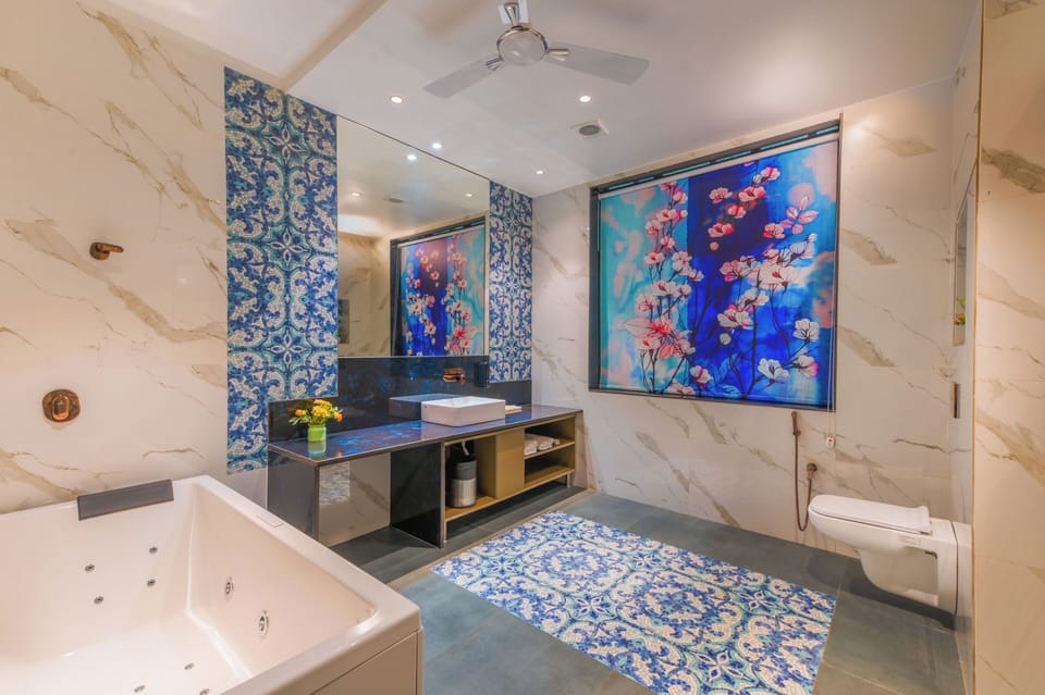 Royal Room | Bathroom | Separate tub and shower, jetted tub, free toiletries, towels