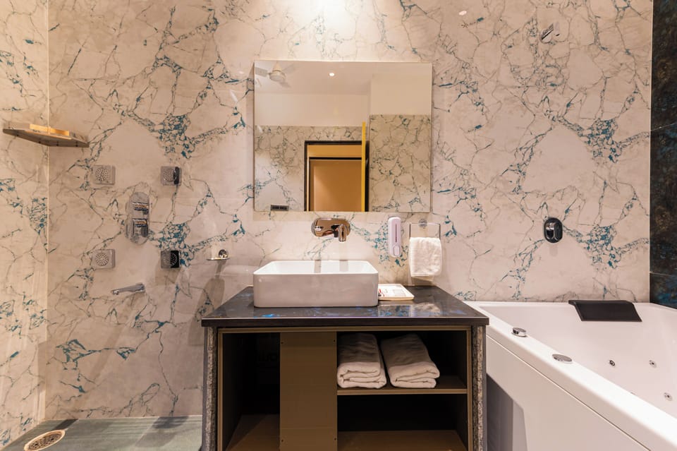 Royal Room | Bathroom | Separate tub and shower, jetted tub, free toiletries, towels