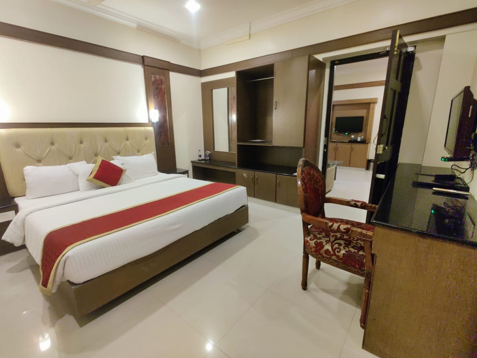 SUITE ROOM ( WITH BATH TUB ) | Blackout drapes, soundproofing, iron/ironing board, free WiFi