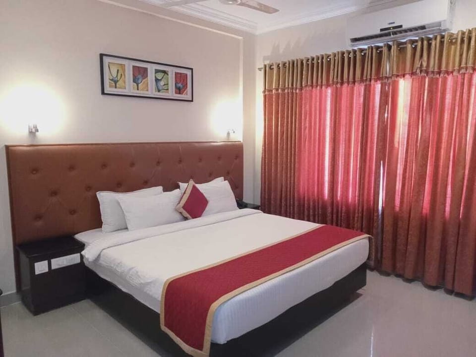 Deluxe - King Bed | Blackout drapes, soundproofing, iron/ironing board, free WiFi