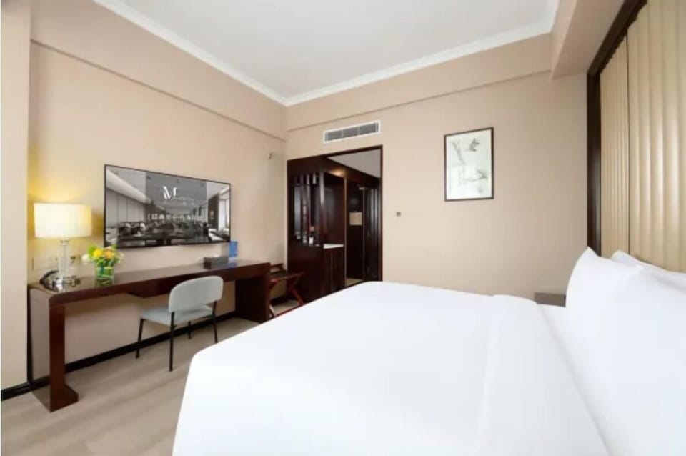Superior Room | 1 bedroom, iron/ironing board, free WiFi, bed sheets