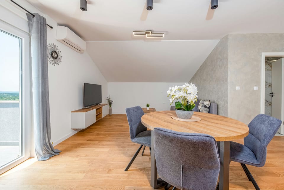 Villa, 4 Bedrooms, Private Pool, Mountain View | In-room dining