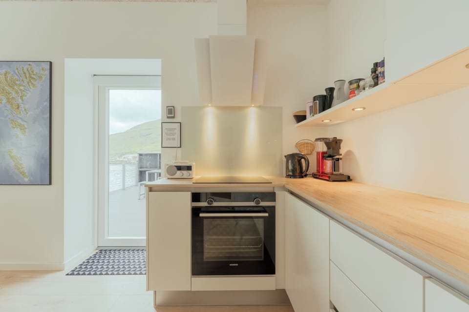 Panoramic House | Private kitchen | Coffee/tea maker, full-size fridge, microwave, oven