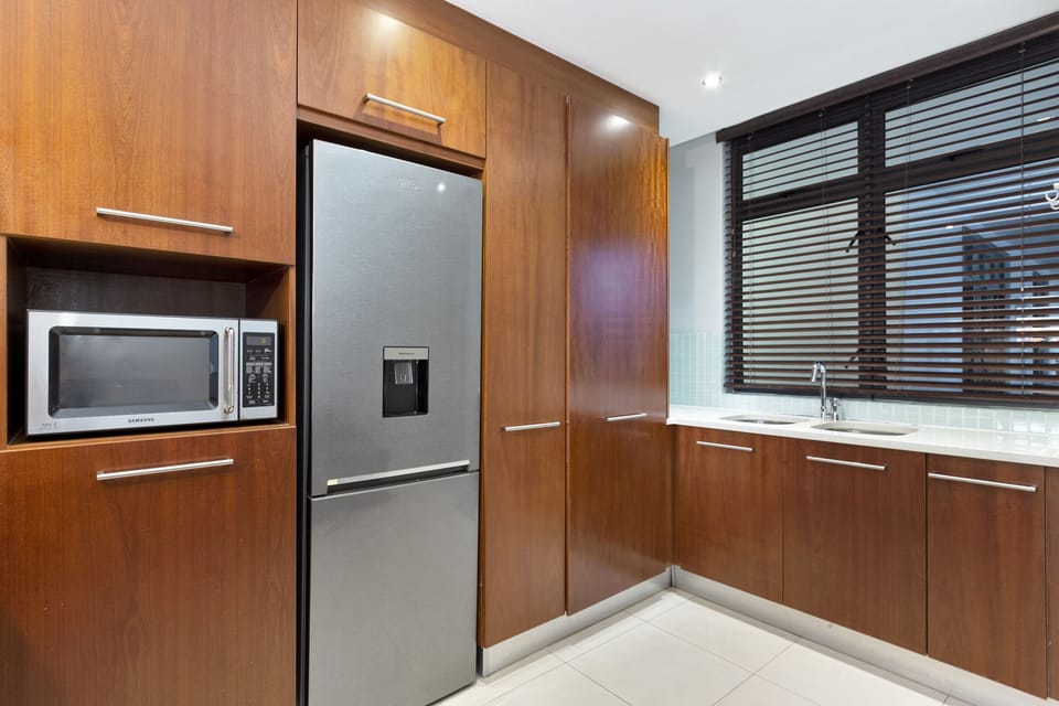 Apartment (2 Bedrooms) | Private kitchen | Fridge, microwave, oven, stovetop