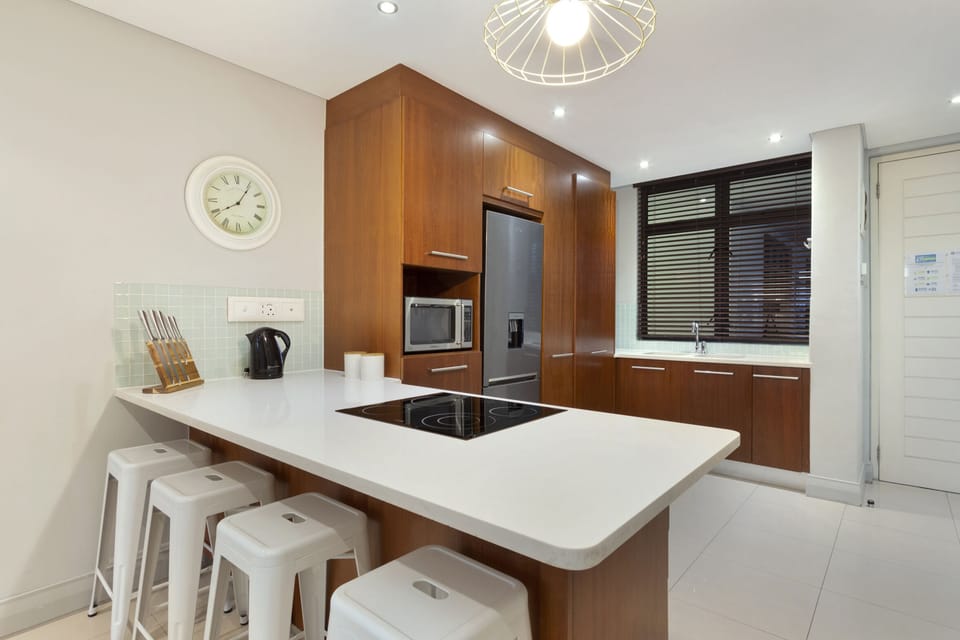 Apartment (2 Bedrooms) | Private kitchen | Fridge, microwave, oven, stovetop