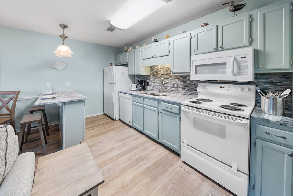Condo, 1 Bedroom | Private kitchen | Fridge, oven, coffee/tea maker, toaster