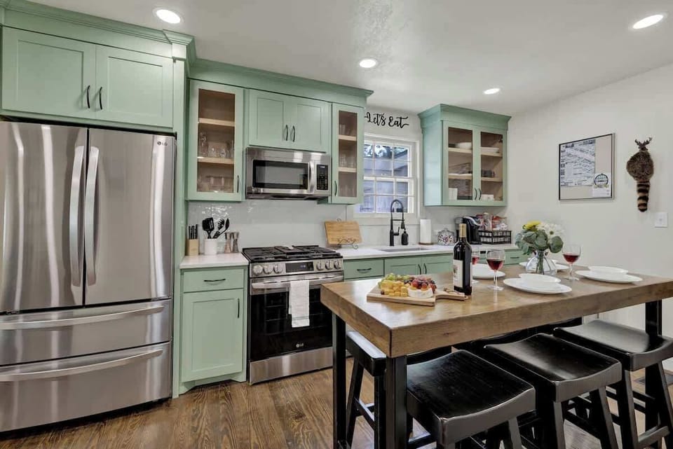House, Multiple Beds, Hot Tub, Garden View (305 S Crockett St) | Private kitchen | Coffee/tea maker
