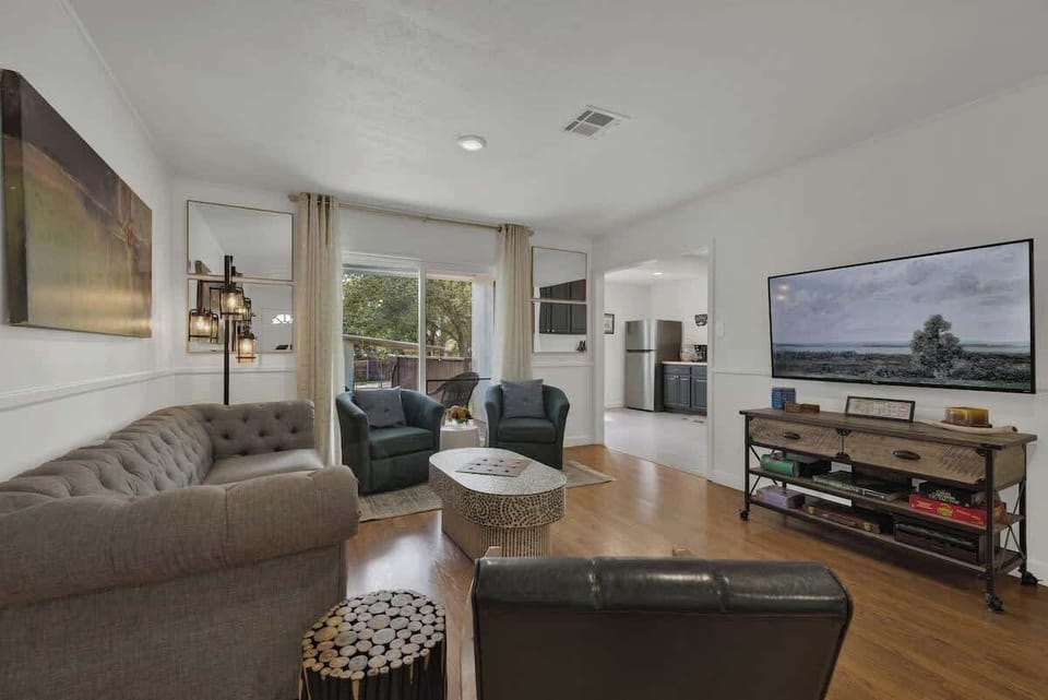 House, Multiple Beds, Patio (309 Glenmoor Dr) | Living area