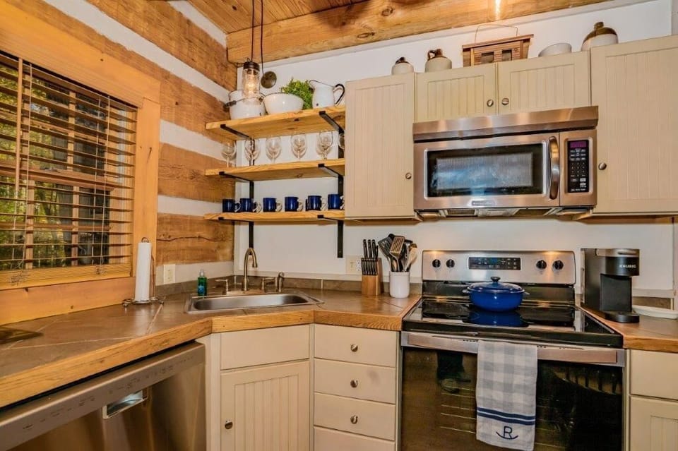 Cabin, Multiple Beds, Hot Tub | Private kitchen | Fridge, microwave, oven, stovetop