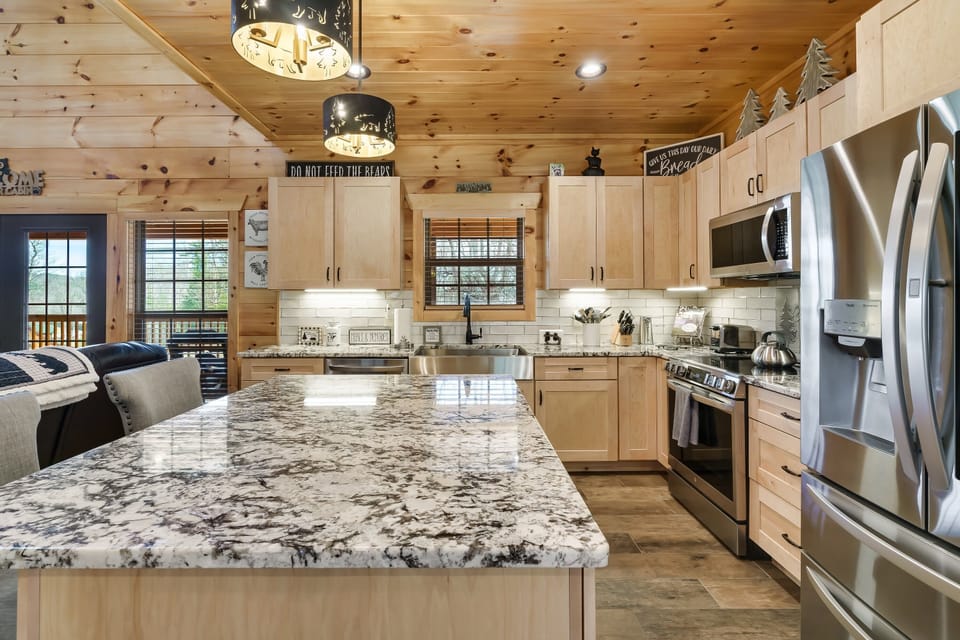 Cabin, Multiple Beds, Hot Tub | Private kitchen | Fridge, microwave, oven, stovetop