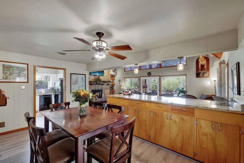 House, Multiple Beds, Hot Tub (324 Waterway Pass) | Dining