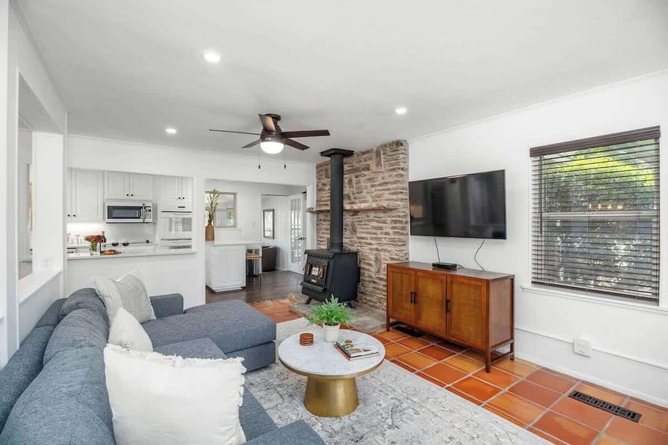 House, Multiple Beds, Patio (506 N Pecan St.) | Living area