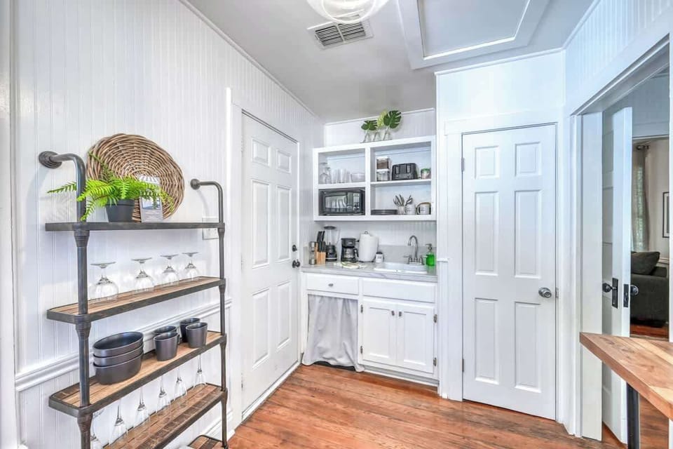 House, 1 King Bed with Sofa bed, Patio, City View (505 N Milam St) | Interior