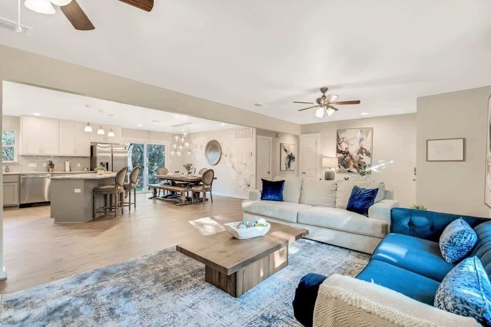 House, Multiple Beds, Patio, City View (123 Ridgewood Dr) | Living area