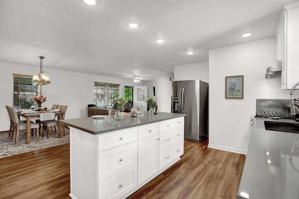 House, Multiple Beds, Patio (413 W Travis St) | Dining