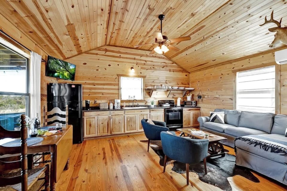 Cabin, 2 Queen Beds, Hot Tub (3167 Keese Rd) | Living area