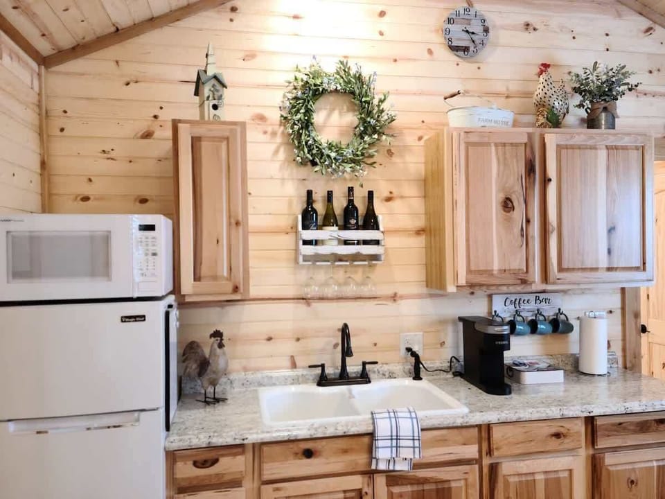 Cabin, 1 King Bed, Kitchen | Private kitchen | Coffee/tea maker