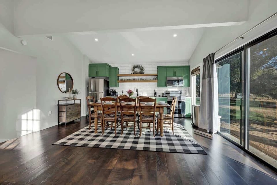 Cottage, Multiple Beds, Hot Tub (496 Ranch 1631- Doll) | Dining
