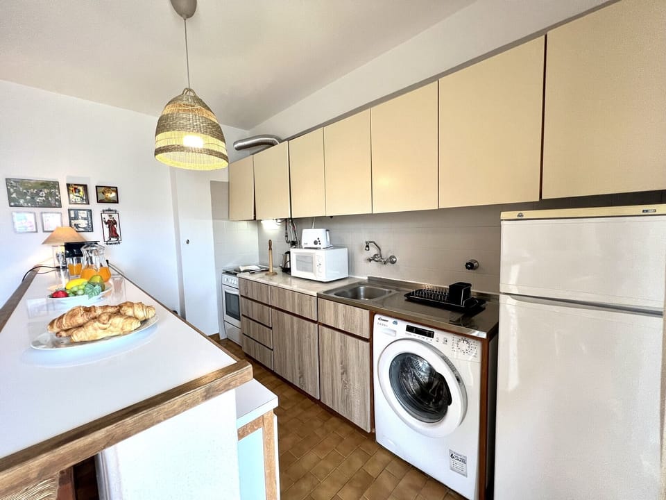 Apartment, 1 Bedroom, Terrace | Private kitchen | Microwave, oven, coffee/tea maker, electric kettle