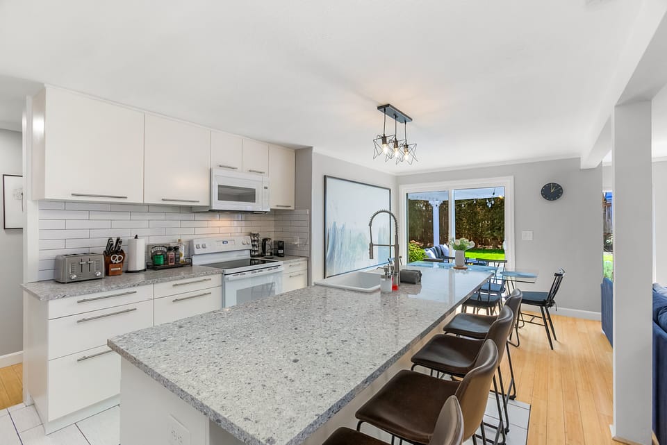 Classic Apartment | Private kitchen | Fridge, microwave, oven, dishwasher