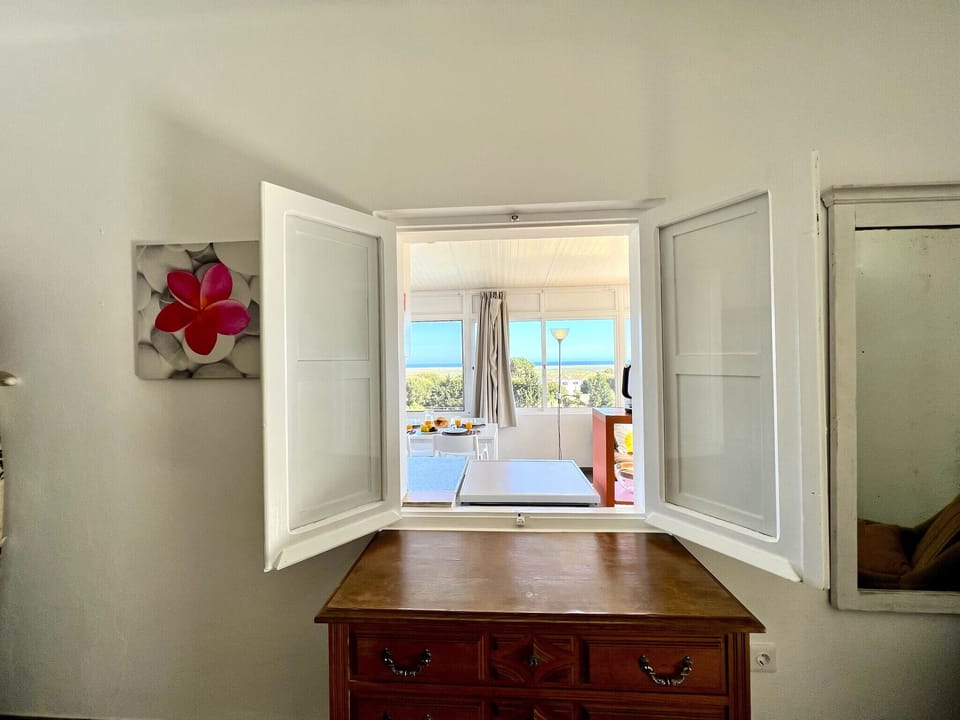 Apartment, 1 Bedroom, Pool Access, Sea Facing | 1 bedroom, bed sheets