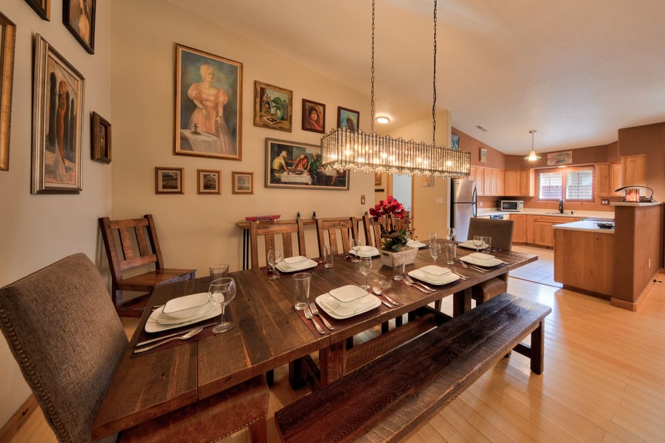 Luxury House, Multiple Beds, Hot Tub, Mountain View | Dining room
