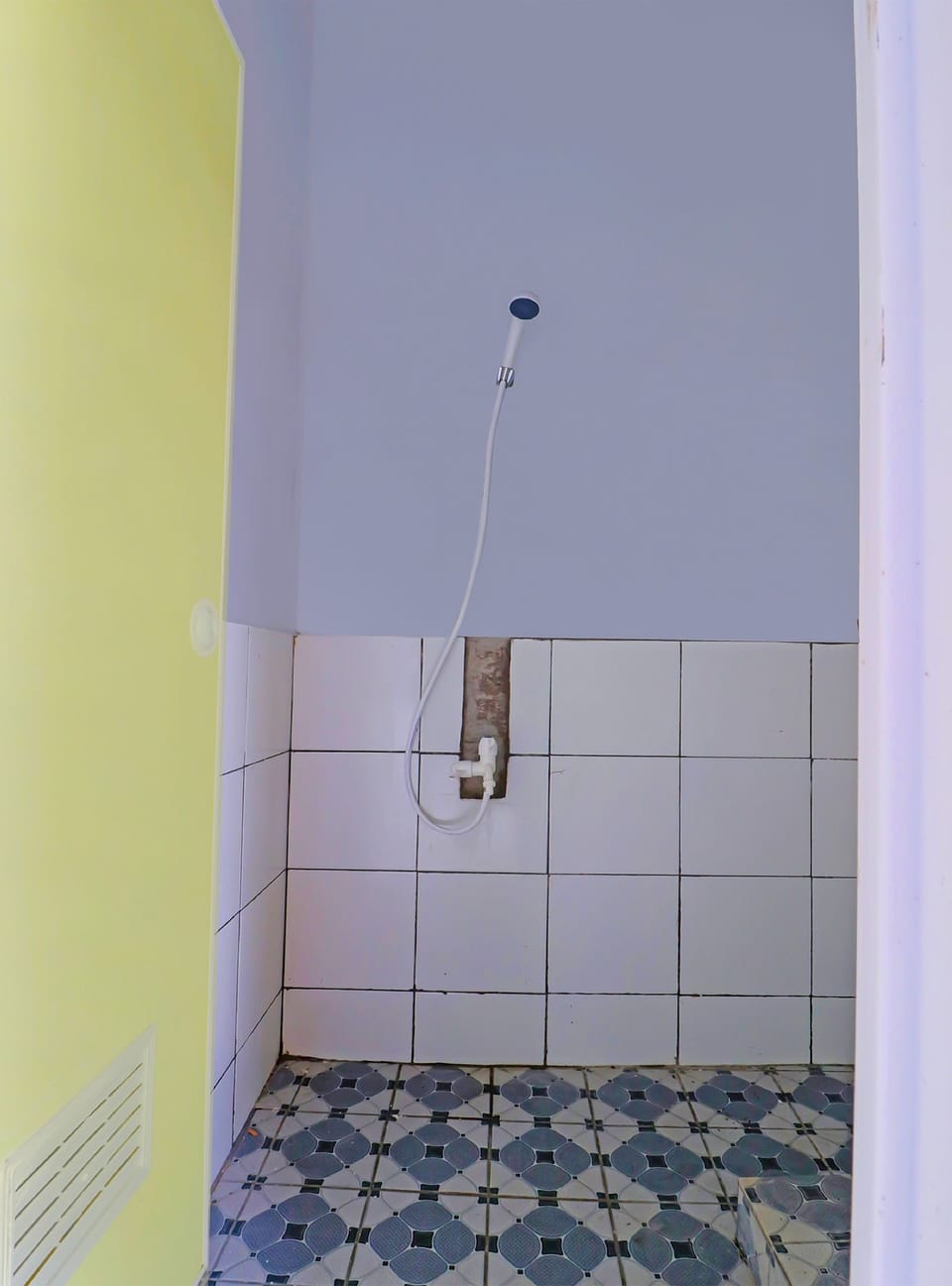 Standard Double Room | Bathroom | Shower, towels