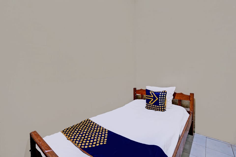 Basic Single Room | Laptop workspace, free WiFi, bed sheets
