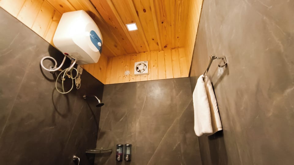 Semi Deluxe Room | Bathroom | Shower, rainfall showerhead, free toiletries, towels
