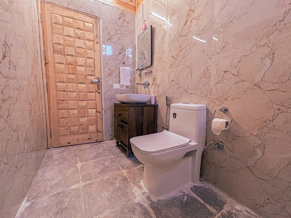 Cottage Forest View | Bathroom | Shower, rainfall showerhead, free toiletries, towels