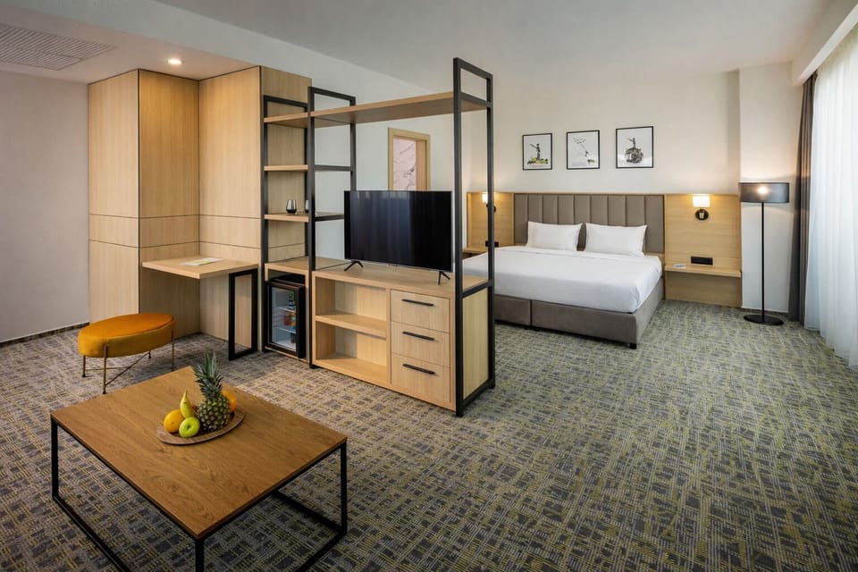 Junior Suite, 1 King Bed, Non Smoking, City View | Premium bedding, minibar, in-room safe, desk