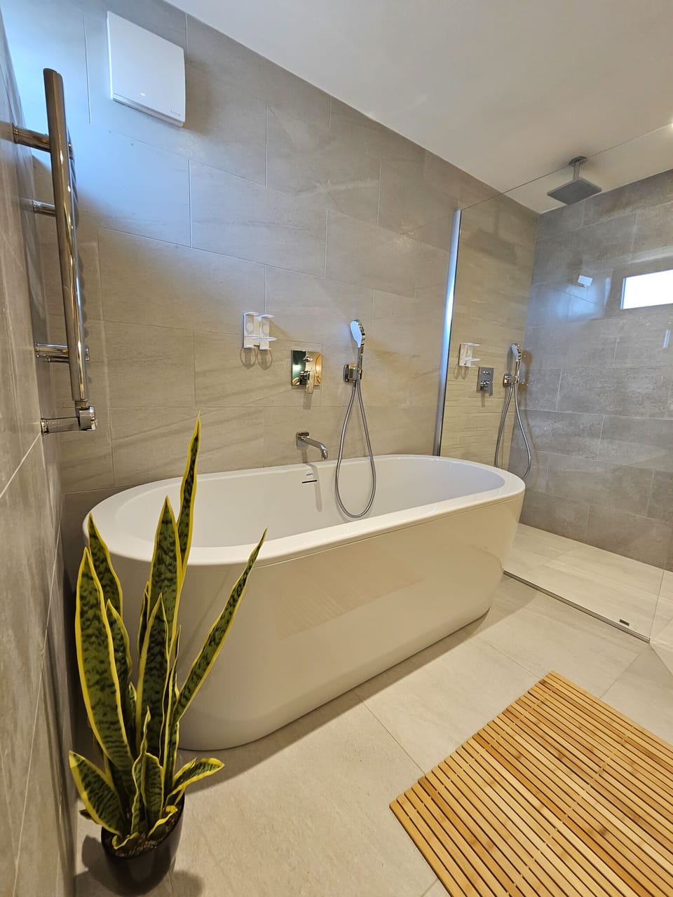 Presidential Apartment, Non Smoking, Sea View | Bathroom | Shower, rainfall showerhead, free toiletries, hair dryer