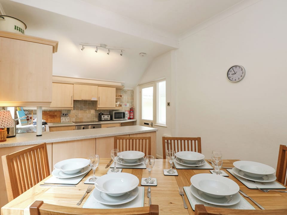 Cottage | Dining