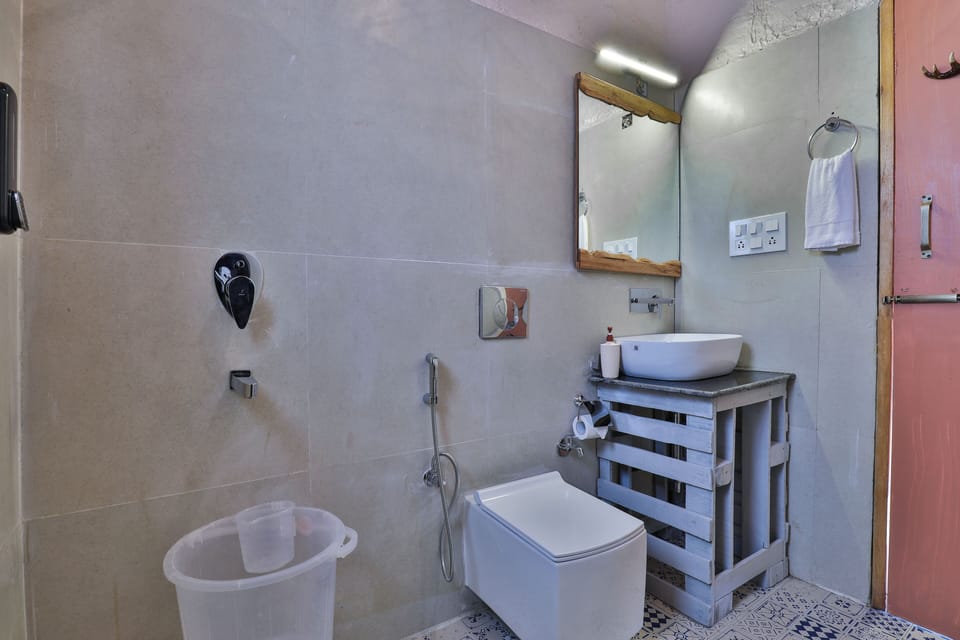 Shower, rainfall showerhead, free toiletries, slippers